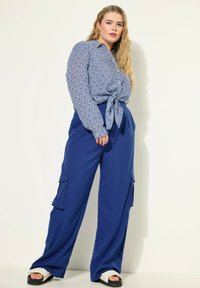 Брюки с накладными карманами Брюки с накладными карманами