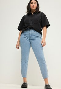 Короткие джинсы Короткие джинсы