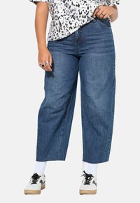 Короткие джинсы Короткие джинсы