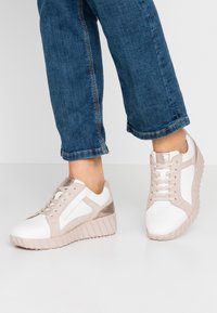 Гандбольные кроссовки Гандбольные кроссовки