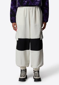 Брюки с накладными карманами Брюки с накладными карманами