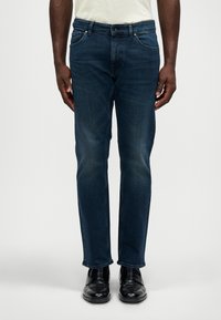 Прямые джинсы Прямые джинсы