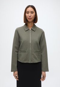 Блейзер с накладными карманами Блейзер с накладными карманами