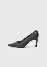 Туфли на высоком каблуке Туфли на высоком каблуке