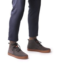 Ботинки на шнуровке Ботинки на шнуровке