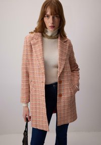 Короткое пальто Короткое пальто