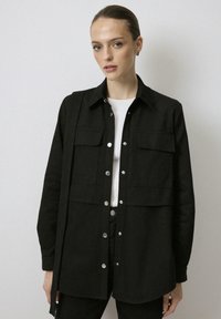 Куртка с накладнымит карманами Куртка с накладнымит карманами