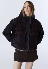 Куртка с накладнымит карманами Куртка с накладнымит карманами