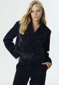 Блейзер с накладными карманами Блейзер с накладными карманами