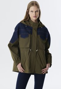 Куртка с накладнымит карманами Куртка с накладнымит карманами