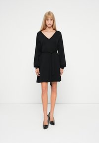 Короткое платье Короткое платье