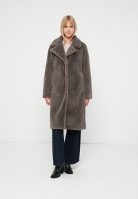 Шерстяное пальто Шерстяное пальто