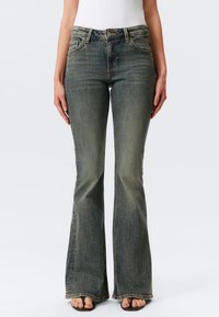 Клешеные джинсы Клешеные джинсы