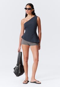 Блузка без рукавов Блузка без рукавов