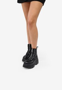 Ботинки на шнуровке Ботинки на шнуровке