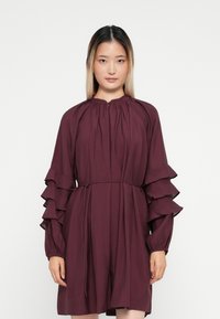 Короткое платье Короткое платье