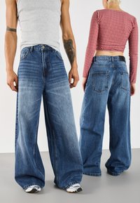 Свободные джинсы Свободные джинсы