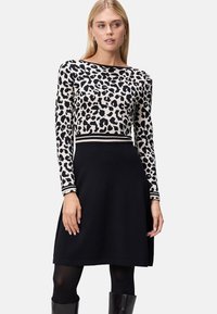 Вязаное платье Вязаное платье