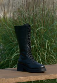 Сапоги на шнуровке Сапоги на шнуровке