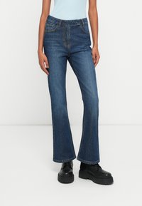 Клешеные джинсы Клешеные джинсы