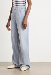 Свободные джинсы Свободные джинсы