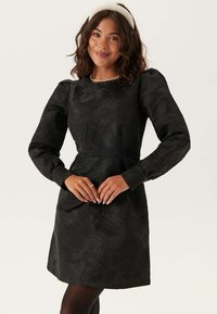 Короткое платье Короткое платье