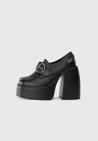 Туфли с высоким носом Туфли с высоким носом