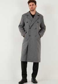 Шерстяное пальто Шерстяное пальто