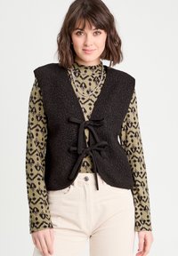 Вязаный жилет Вязаный жилет