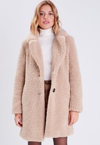 Короткое пальто Короткое пальто