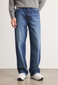 Свободные джинсы Свободные джинсы