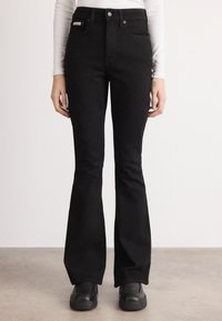 Клешеные джинсы Клешеные джинсы