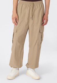 Брюки с накладными карманами Брюки с накладными карманами