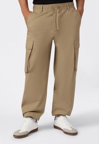 Брюки с накладными карманами Брюки с накладными карманами