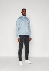 Спортивный костюм Спортивный костюм