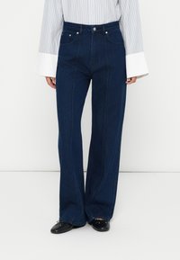 Свободные джинсы Свободные джинсы