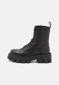 Ботинки на шнуровке Ботинки на шнуровке