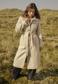 Шерстяное пальто Шерстяное пальто