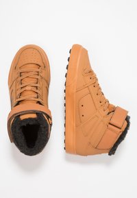 Высокие кеды Высокие кеды