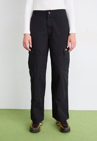 Брюки с накладными карманами Брюки с накладными карманами